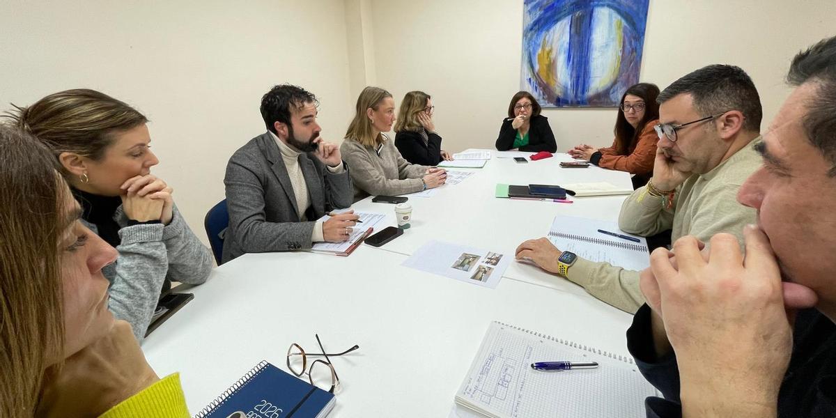 Imagen de una de las reuniones de coordinación del Ayuntamiento previa a la apertura de la oficina para tramitar las bonificaciones en la tasa de basuras.