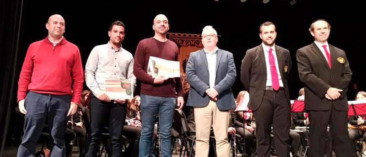 Cogollos, en el centro, al recibir un premio en Montoro. | LEVANTE-EMV
