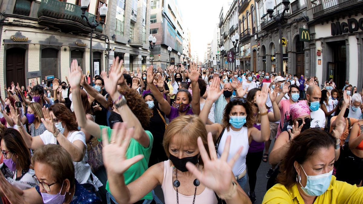 Protesta contra la violencia doméstica tras el crimen de Tenerife. / EFE