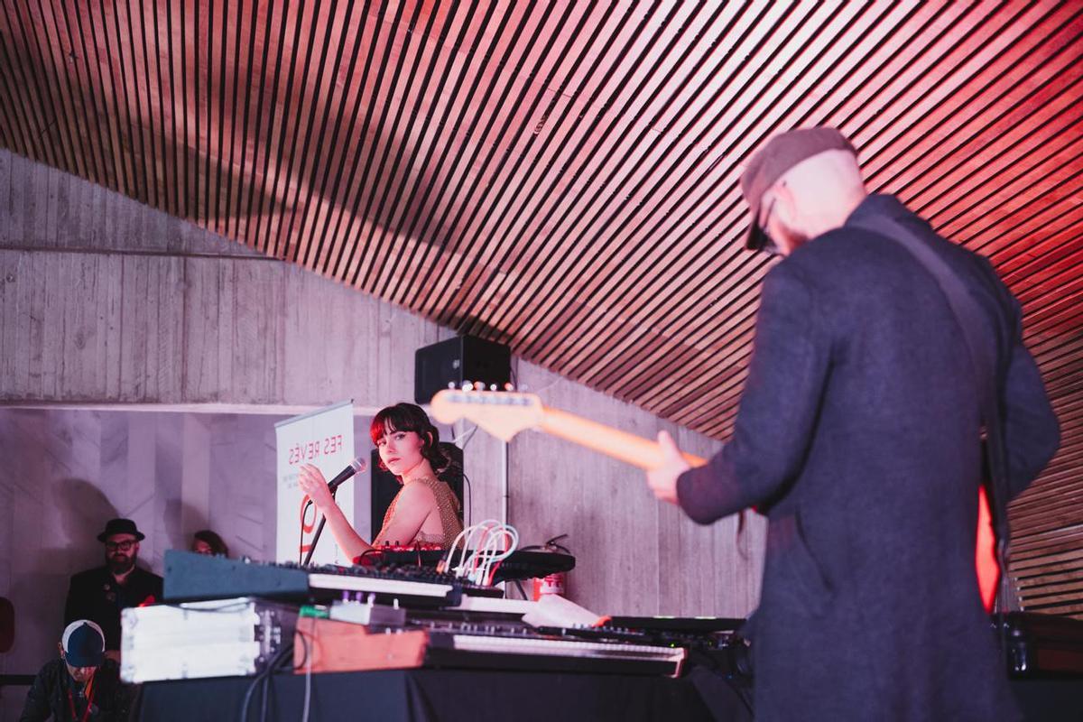 La poeta i creadora escènica Elsa Moreno  l’artista Carles Pedrón presenten el 26 de març en l’Auditori de Castelló 'Poesia Sintètica'.