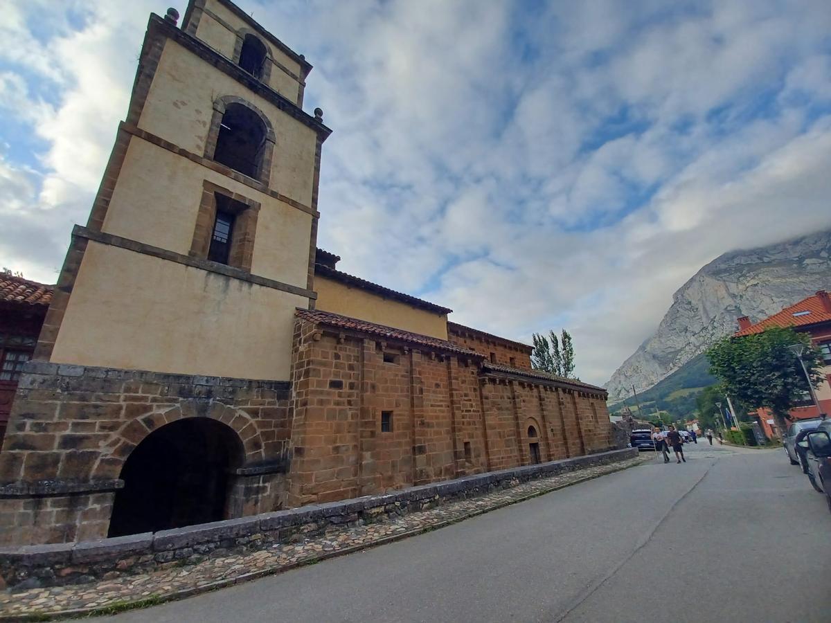 Exterior de la colegiata.