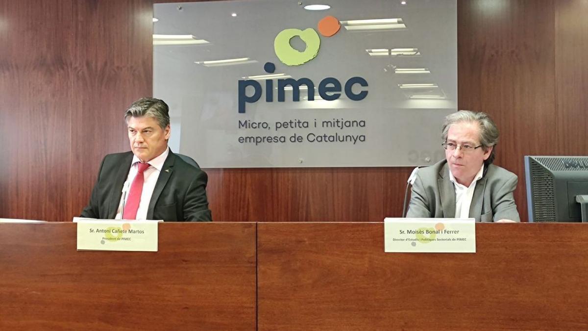 Antoni Cañete (esquerre) i el director d’estudis de Pimec, Moisès Bonal, ahir | EP