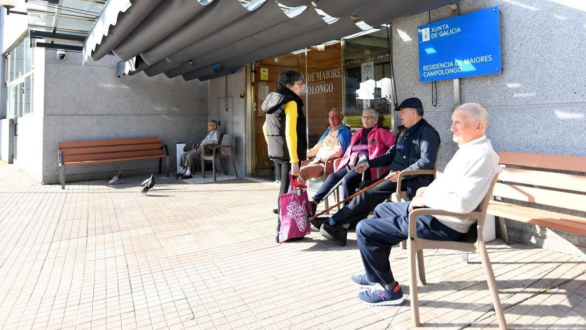 Un grupo de usuarios ante la residencia de mayores de Campolongo en Pontevedra