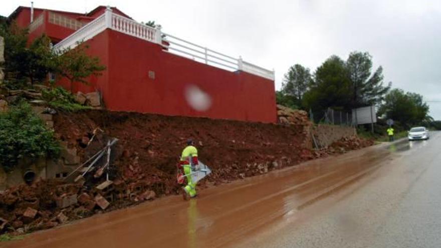 La lluvia causa desprendimientos en la N-332 en Gata y en les Planes en Dénia