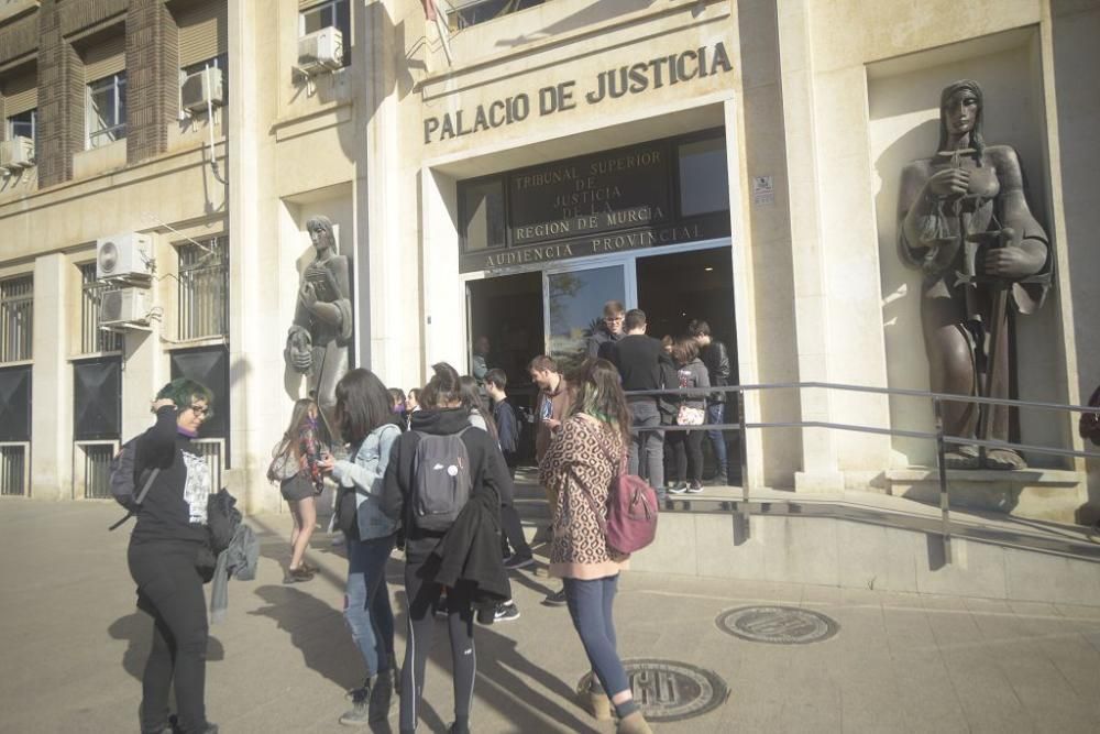 La feministas calientan motores antes de la manifestación del 8-M en Murcia