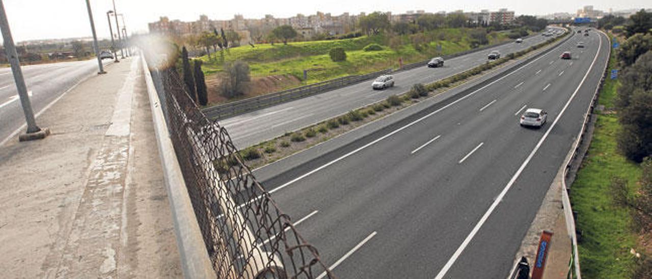 Puente del camino d´en Mallol, en el barrio palmesano de Son Cladera, donde un hombre fue sorprendido arrojando piedras a la autopista.