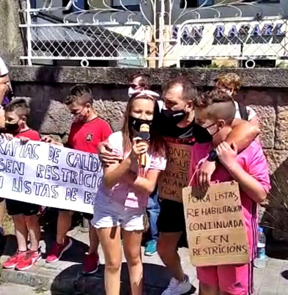 Niños intervienen ante el centro San Rafael.