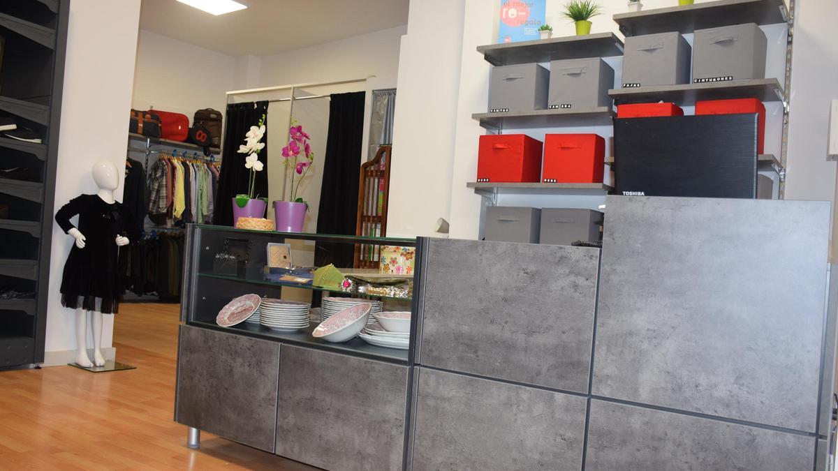 Tienda de ropa de segunda mano &#039;El Armario de la Reina&#039; gestionada por Cáritas.