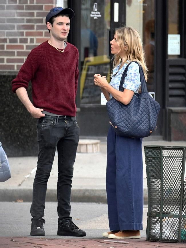 Sienna Miller con los vaqueros ideales para chicas bajitas, junto a su ex Tom Sturridge