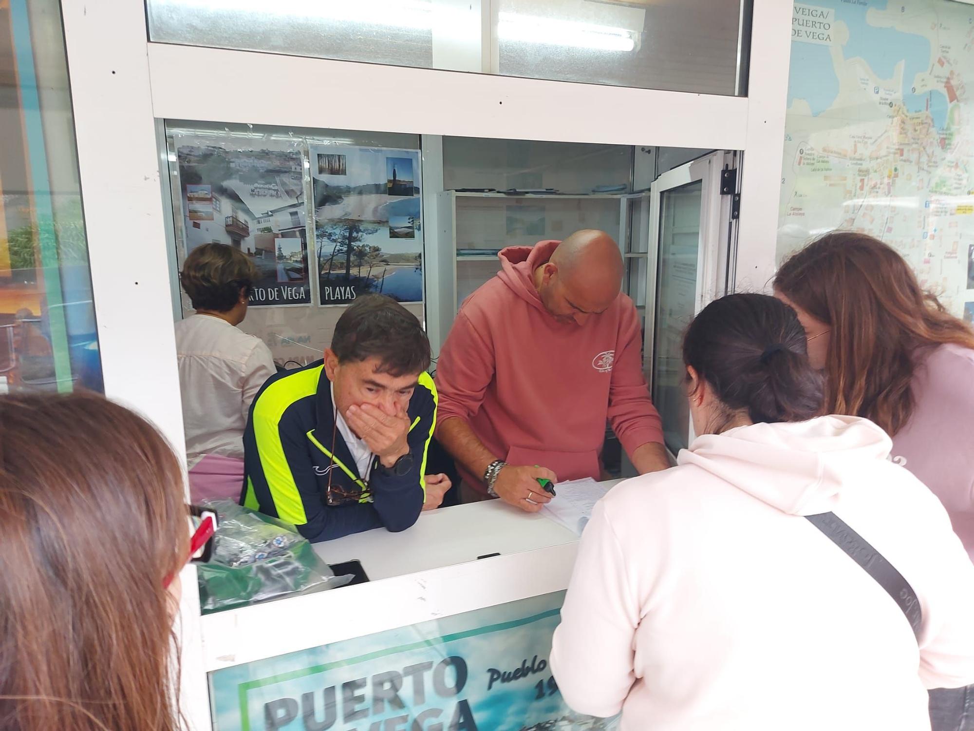 En imágenes: Colas en Puerto de Vega para conseguir una entrada para el partido de la Copa del Rey