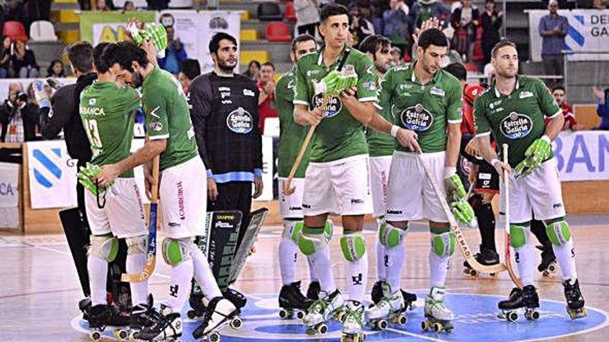 Los jugadores del Liceo, entre ellos Malián, Eduard Lamas, Di Benedetto, Miras y Coy, saludan al público.