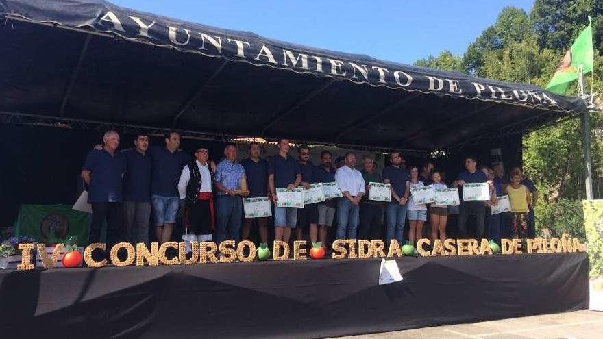 Ganadores y finalistas del IV Concurso de sidra casera de Piloña recogen sus diplomas en Infiesto, ayer.