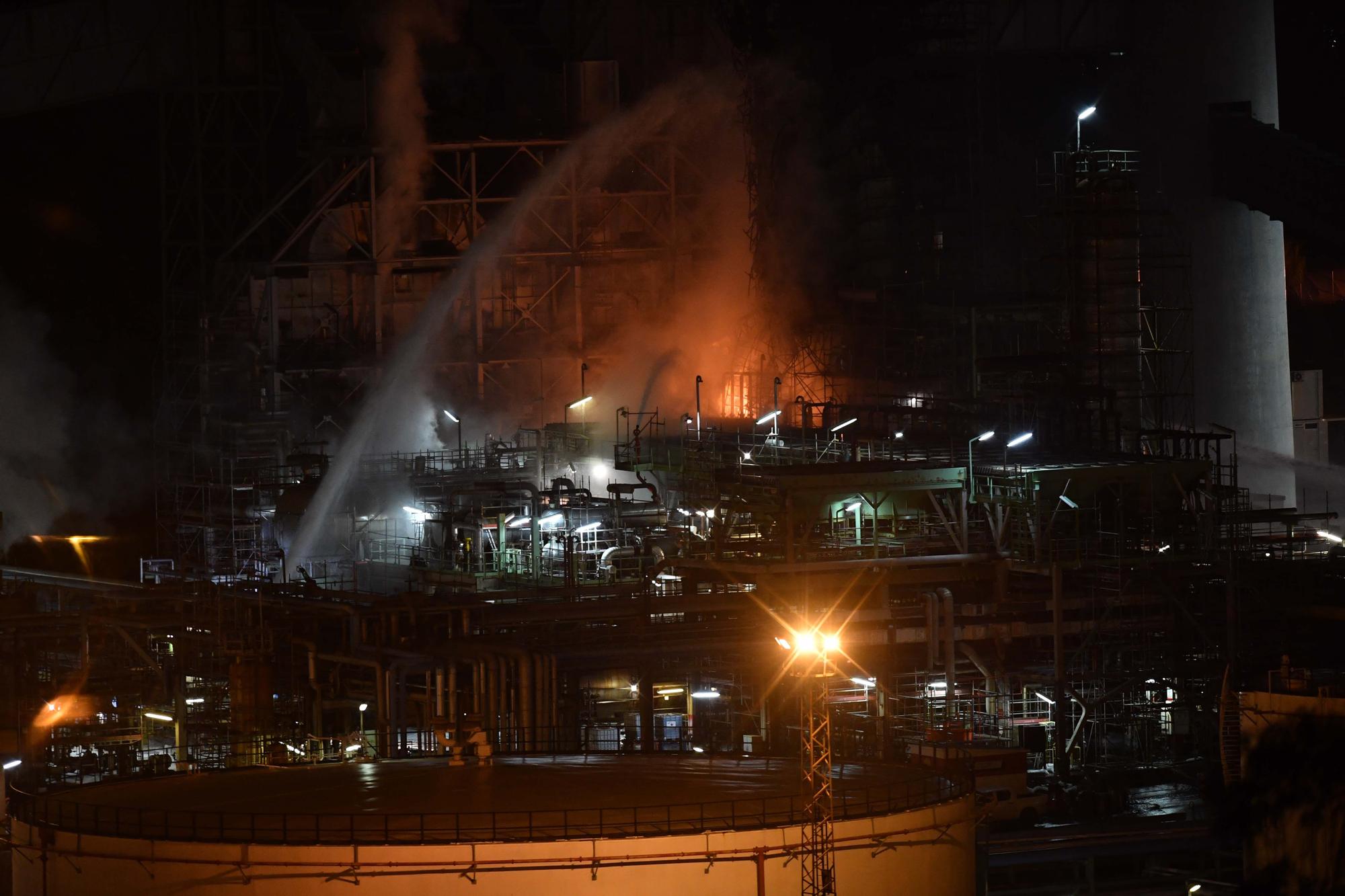 Fuego en la refinería de A Coruña