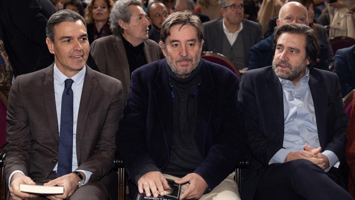 Pedro Sánchez, Luis García Montero y el director del Ateneo de Madrid, Luis Arroyo, durante el homenaje a Almudena Grandes.