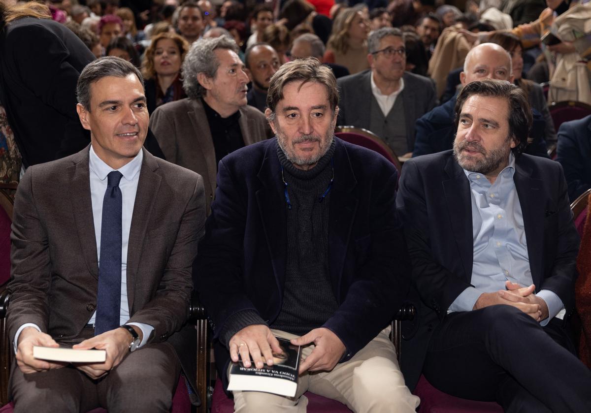 Pedro Sánchez, Luis García Montero y el director del Ateneo de Madrid, Luis Arroyo, durante el homenaje a Almudena Grandes.