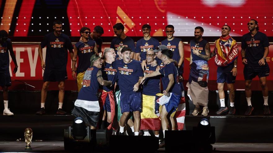 Otra superestrella bien merecía un fiestón: la España más feliz inunda las calles de Madrid por el Mundial de "26 fantásticas personas"