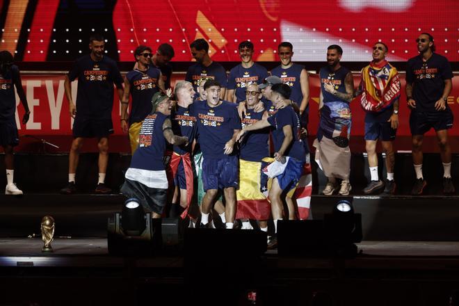 Otra superestrella bien merecía un fiestón: la España más feliz inunda las calles de Madrid por el Mundial de "26 fantásticas personas"