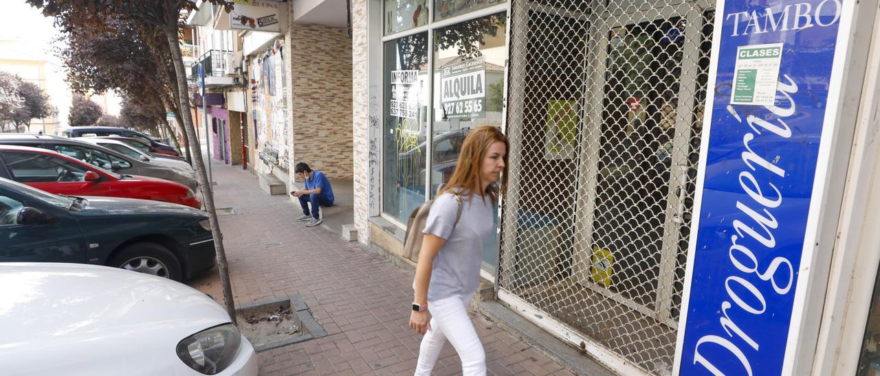 Una imagen de archivo de locales cerrados en la ciudad de Cáceres. La provincia cacereña es la que más empresas destruye del conjunto nacional.