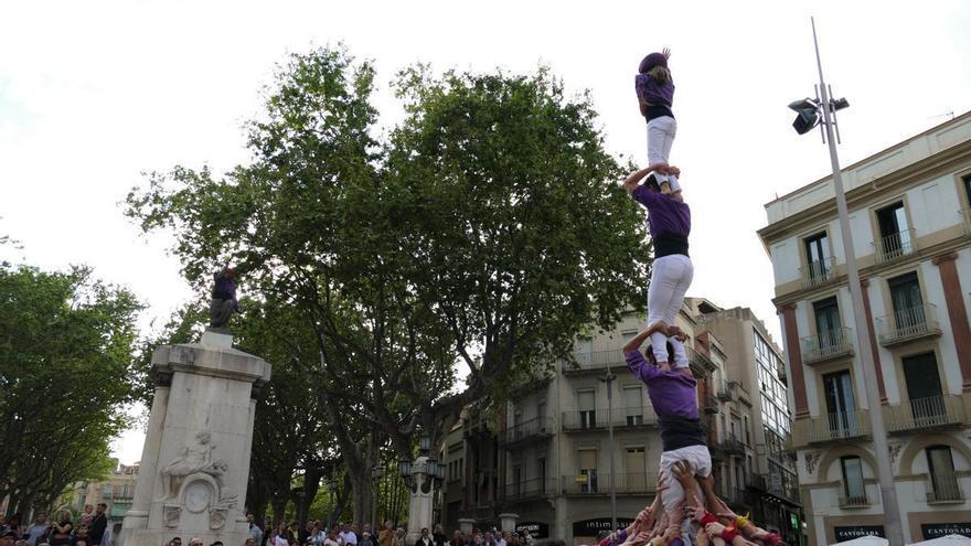 La Colla Castellera de Figueres celebra les vigílies de Santa Creu vestint la Monturiola