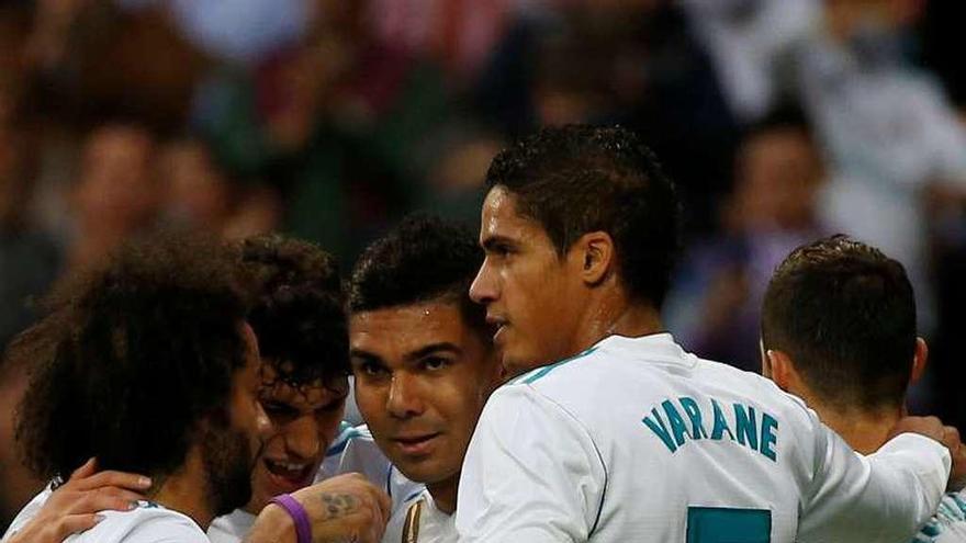 Los jugadores blancos celebran un gol en el Bernabéu.