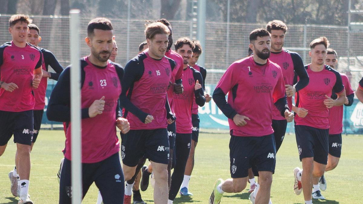 Sielva encabeza el grupo del Huesca en un entrenamiento.
