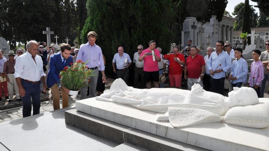 Ofrenda floral a Manolete en su mausoleo