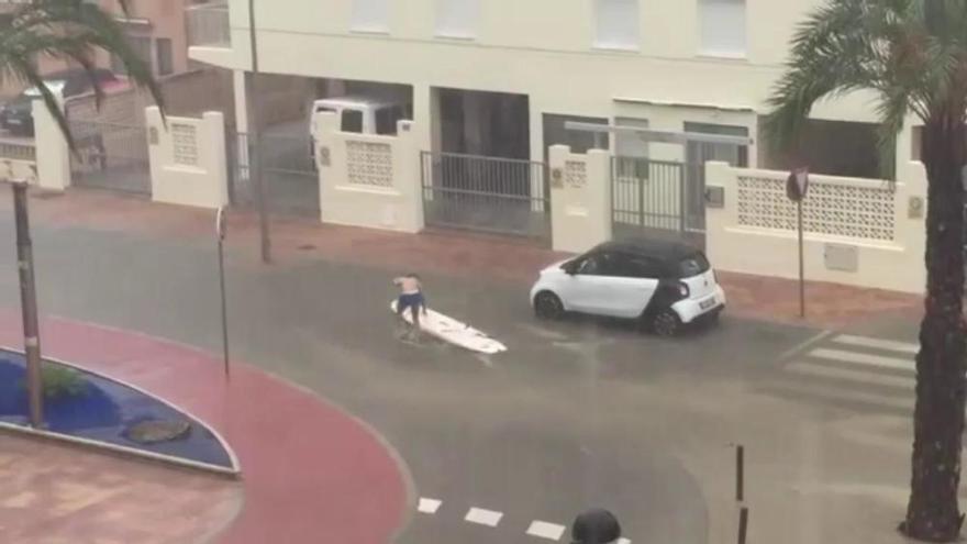 Surfista en las calles de Gandia