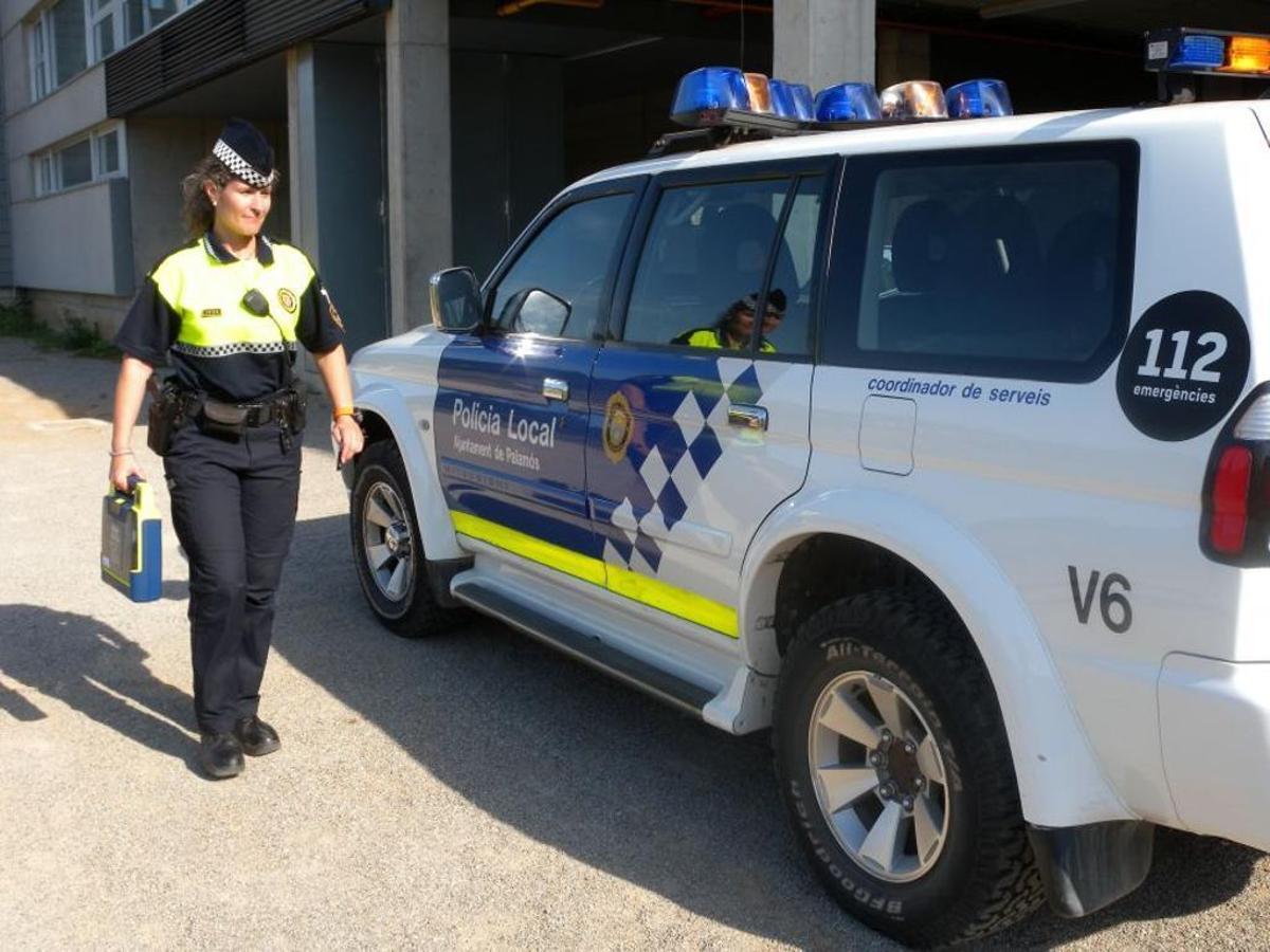 Una policia local amb un desfibril·lador del programa de Dipsalut.