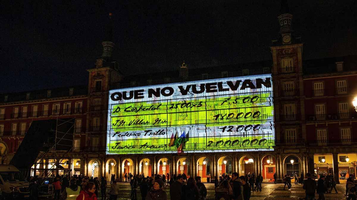 Proyección de imágenes de los 'papeles de Bárcenas' en la plaza Mayor de Madrid