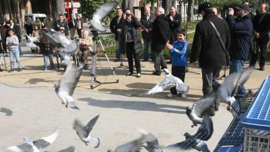 Ana Fernández del Riego, hermana de don Paco, leyendo unas palabras en su recuerdo. // J. de Arcos