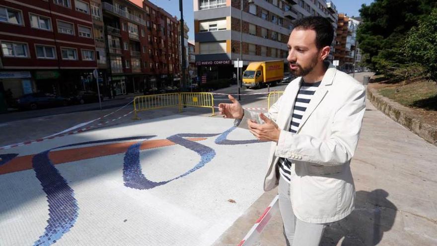 Samuel Armas, junto al mosaico &quot;El Pez&quot;, de Elisa Torreira.