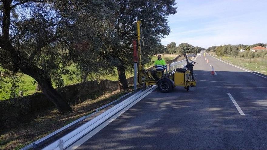 La Junta instala barreras de seguridad en la carretera de Cardeña a Pozoblanco