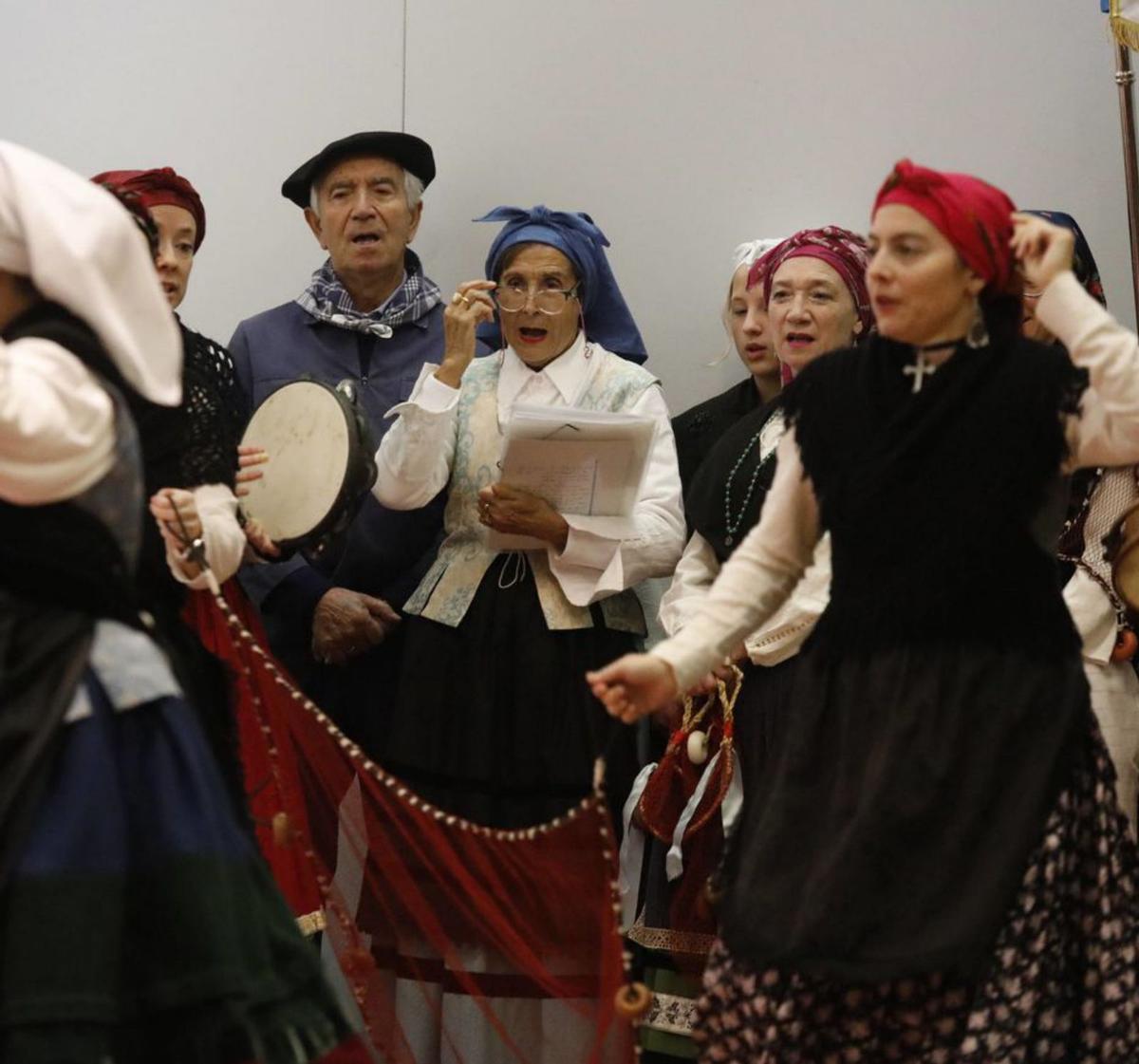 Folclore para estrenar el 50.º aniversario del centro hospitalario | MARA VILLAMZUA