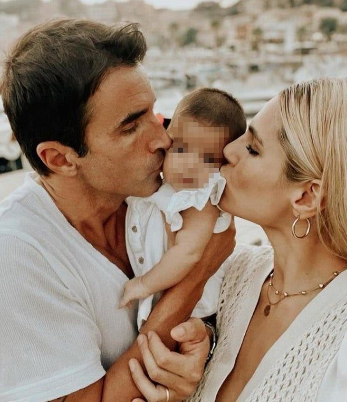 Hugo Sierra e Ivana Icardi besando a su hija Giorgia