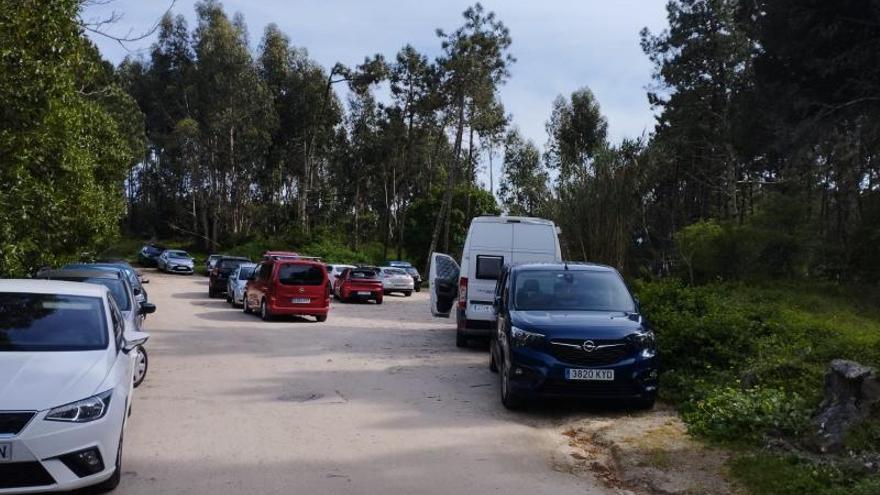 Coches aparcados en Viñó (O Hío) que dificultan el paso a los residentes.   | FDV