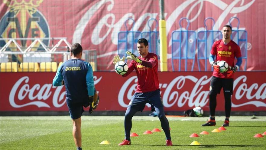 Andrés Fernández, principal novedad en la convocatoria del Villarreal para Málaga