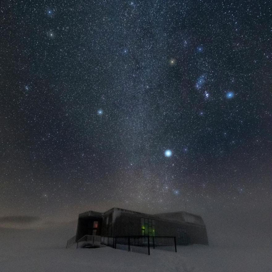 El centro astronómico de Trevinca, rodeado por la nieve en enero de 2021. // ÓSCAR BLANCO