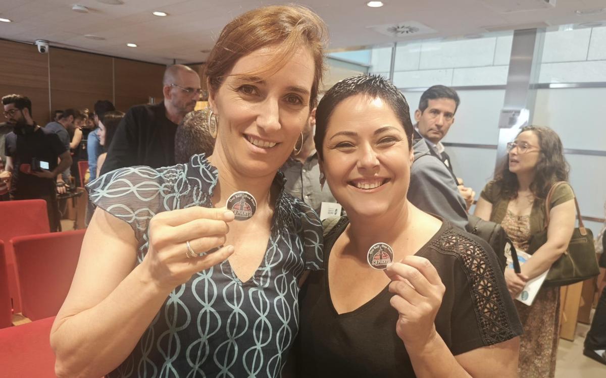 La ministra con un pin del CB Puerto Sagunto.