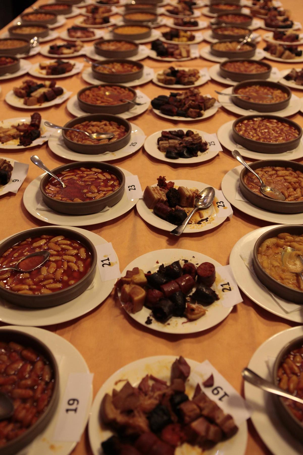 Elaboraciones de un concurso colocadas sobre una mesa.