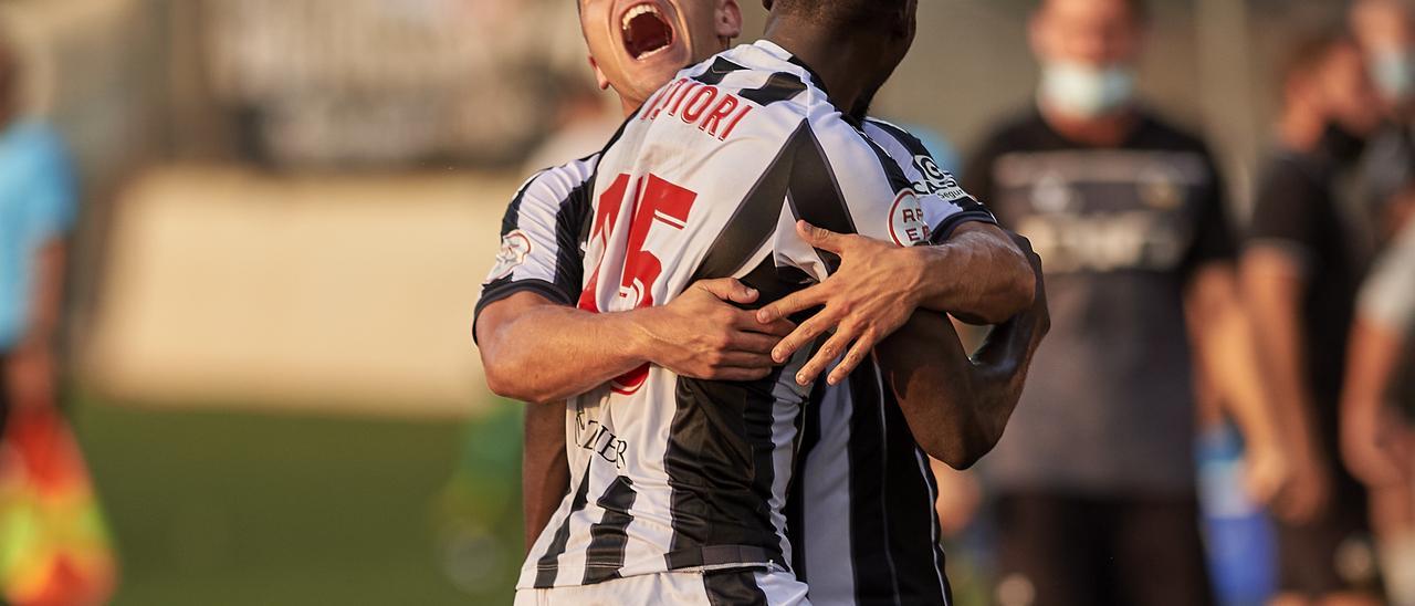 Yaq Diori celebra el tanto del empate del Castellón.