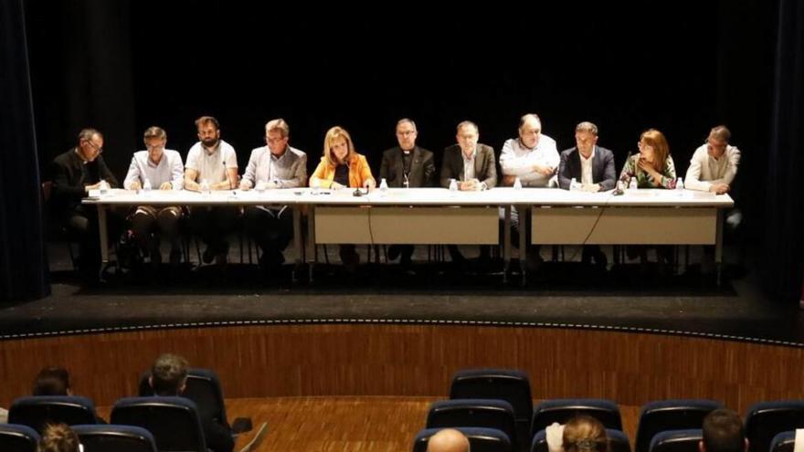 Un momento de la asamblea. En la mesa presidencial, desde la izquierda: Miguel Ángel Hernández, Antonio de la Higuera, David Gago, Rufo Martínez, Isabel García, Fernando Valera, Ángel Blanco, José Calvo, Ramiro Silva, Pilar Alonso y Alberto de la Fuente.