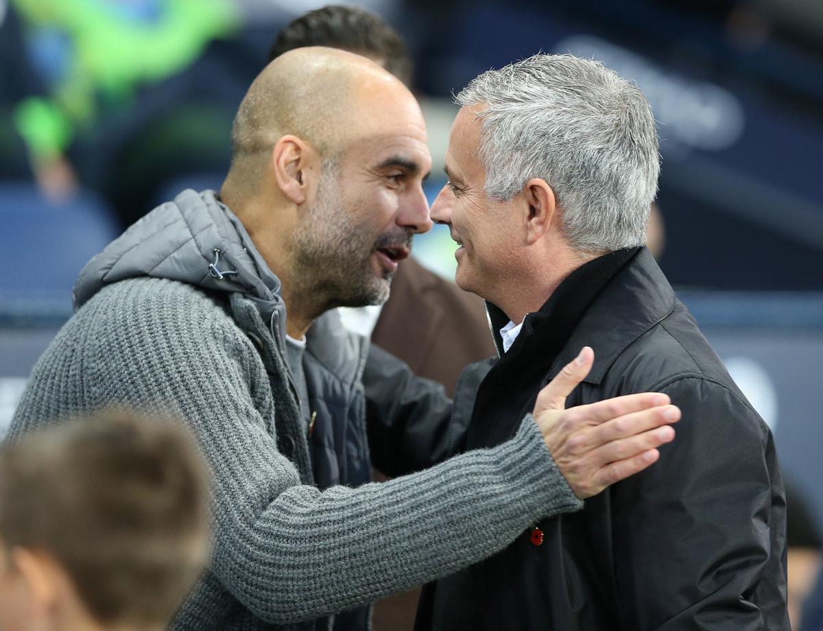 Pep Guardiola y Jose Mourinho se saludan en un derbi de Manchester en la Premier League.