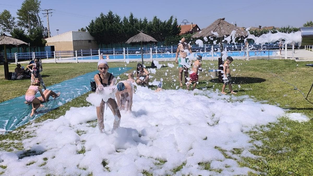 GALERIA | Fiesta de la espuma en San Cristóbal de Entreviñas