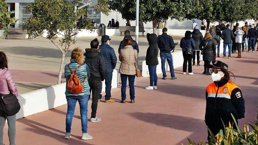 Vecinos de Sant Antoni, el sábado, haciendo cola para las pruebas del cribado.