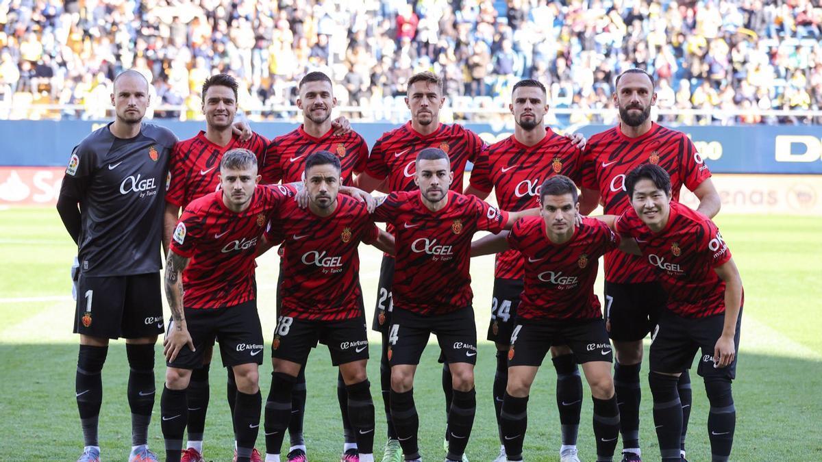 Solo ante el Cádiz (en la imagen), Espanyol y Elche han coincidido de inicio los diez futbolistas del Mallorca con más minutos.