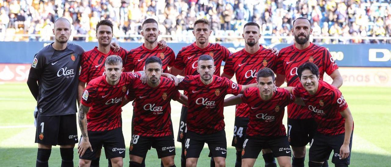 Solo ante el Cádiz (en la imagen), Espanyol y Elche han coincidido de inicio los diez futbolistas del Mallorca con más minutos.