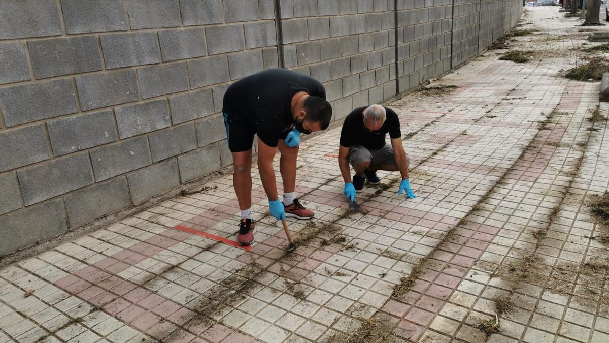 Los vecinos de Las Mesas limpian zonas del barrio