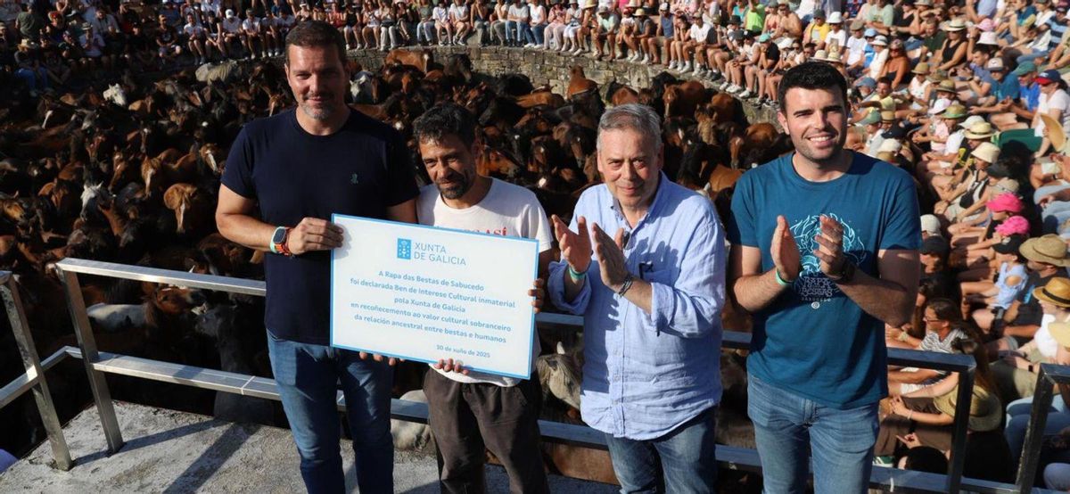 López entrega una placa
por el BIC a Vicente.
| Bernabé/ Ángel Abeledo