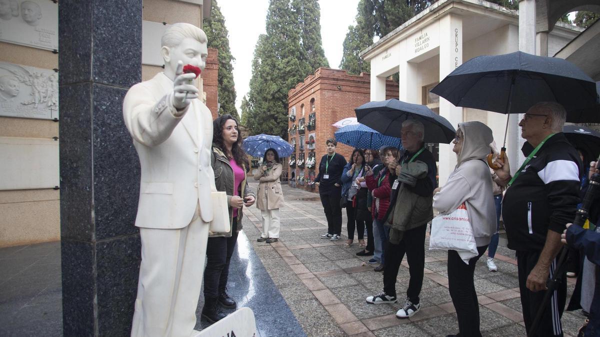 La experta Esmeralda Pons explica la historia de la familia Suñer frente a la figura del hijo fallecido a los 21 años.