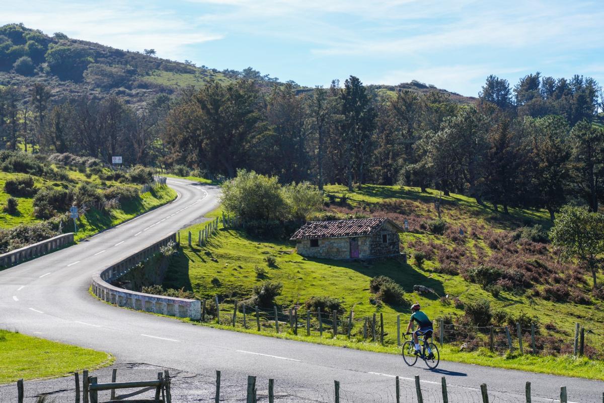 Ciclista subiendo el puerto de Jaizkibel en Gipuzkoa.